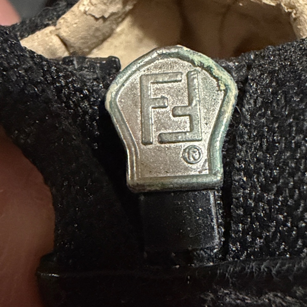 Black Fendi pouch. Great to keep items in and not ruin the inside of your bag. - Picture 3 of 6